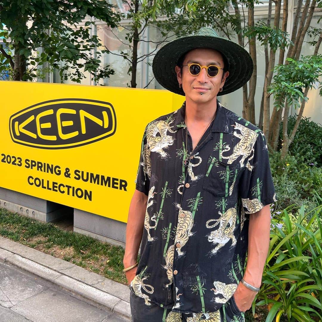 のインスタグラム：「KEENさんの展示会へ！ KEENさんとはREBIRTH PROJECT時代にコラボをさせてもらいました。そんな縁で展示会へ。 アウトドアからシティーユースまで、お世話になってます♪ 僕としては、スノーボード終わりや、サーフィン後など、シーンとシーンの間を繋ぐ靴が欲しいと思ってます。 まさか、作れたら嬉しいなぁ〜♪ 僕の持っているモデルは、雪板でも使用可能なソフトブーツです！  今日の僕の着てる服、シャツと半パンはDeuse、麦わら帽子はBRIXTON、メガネは古着屋さんで購入した物です。  @keen_japan  @keen」