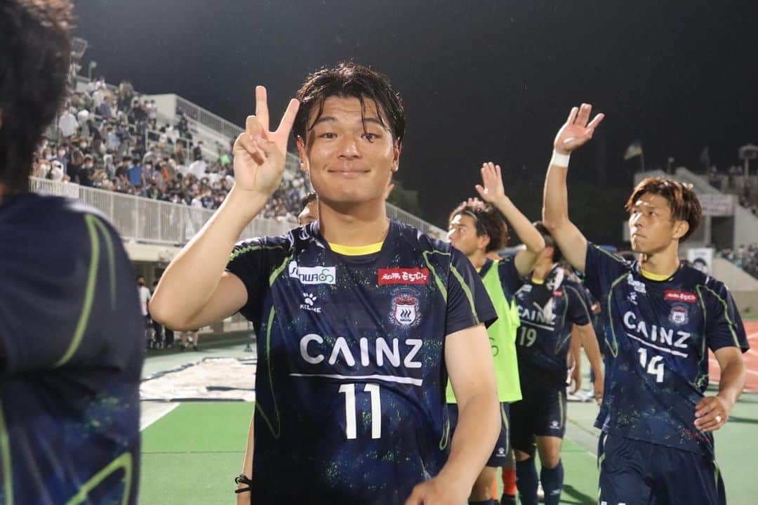 深堀隼平のインスタグラム：「深堀24歳になりました。 お祝いのメッセージくれた方、ありがとうございます🙇🏻‍♂️  現状チームはなかなか勝ててなくて楽しくプレーとか言ってる場合じゃないかもしれないけど、自分は自分らしくサッカーを楽しむ気持ちは忘れないでプレーしたいと思います！  引き続き応援よろしくお願いします🙇🏻‍♂️ #thespa #enjoyfootball #11」