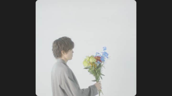 のインスタグラム：「きみと雨 MV 解禁。  青のMV振りに鈴木さんとのタッグです☔︎   [Video credit]  Director : Yui Suzuki Assistant Director : Aine Hase , Yusuke Maeno Cinematographer : Miho Nakaya Hair & Make up : Kohey」