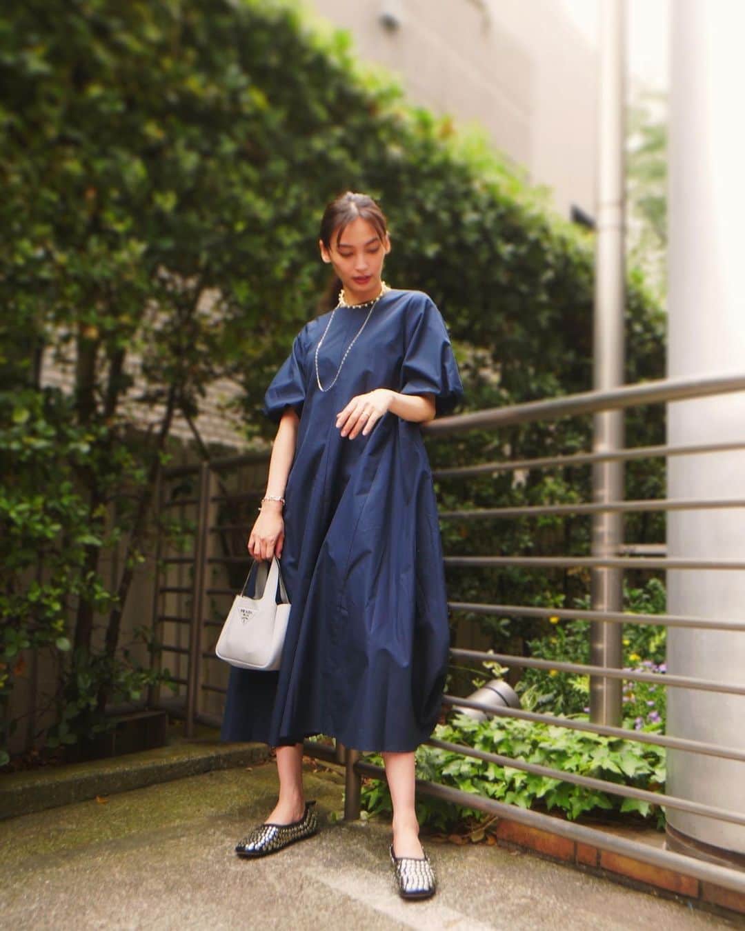 大政絢のインスタグラム：「#今日の絢服  軽やかにワンピースが着たくなる👗✨  dress @rr_rita_com  pumps @toryburch  bag @prada」