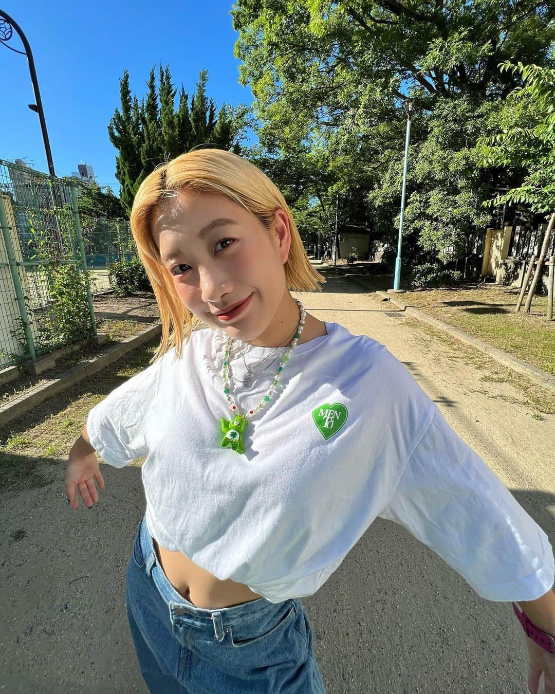 HANAのインスタグラム：「ほんとに良い天気ね〜☀️🌈✨ ちょっと暑すぎるかも（爆笑）🤣🤟  #Memento のTシャツとバッグ🍏✨ 緑は波奈のカラーだから💚🪄 見つけたらすぐ自分のものにしちゃう（笑）😗♡  @memento_official_ チェックしてみてね📢🔥」