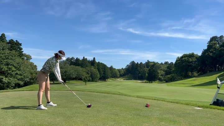 増嶋竜也のインスタグラム：「94のベスト更新でご機嫌の妻⛳️  伸び代しかないからまだまだ成長するらしいです！  おすぎとピーコファッションコーデ  @vivaheartofficial さん  ありがとうございます🙇🏻‍♂️」
