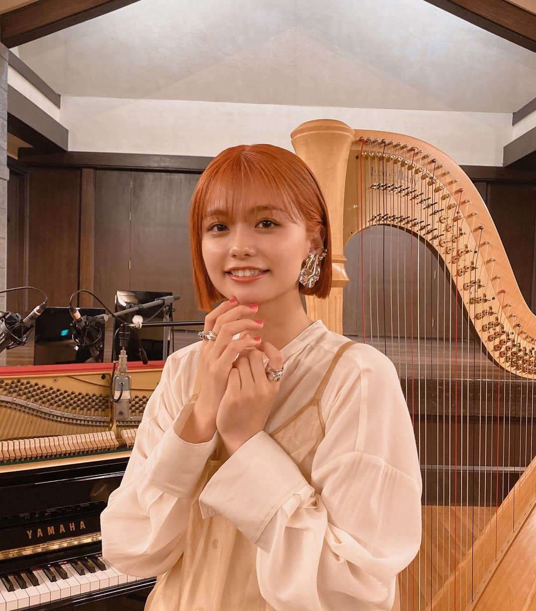 足立佳奈のインスタグラム：「YouTubeコンテンツの  「With ensemble」みてくれたかなぁ？？❤︎❤︎  オーケストラ演奏で 「面影」を歌いました！！ とっても心地よく緊張したぁ。。 まだの方は、 ぜひ、みてね！！！  #Withensemble #面影 #足立佳奈 #オーケストラ」