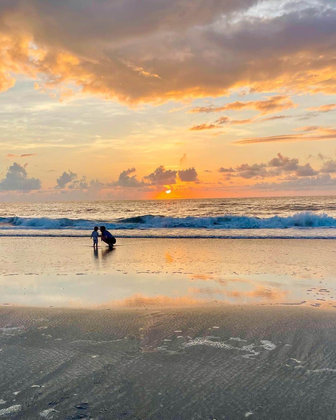 スペンサー・ロックのインスタグラム：「Thanks to the sweet stranger who captured this sunrise moment with my girl. These are the days 🕊」
