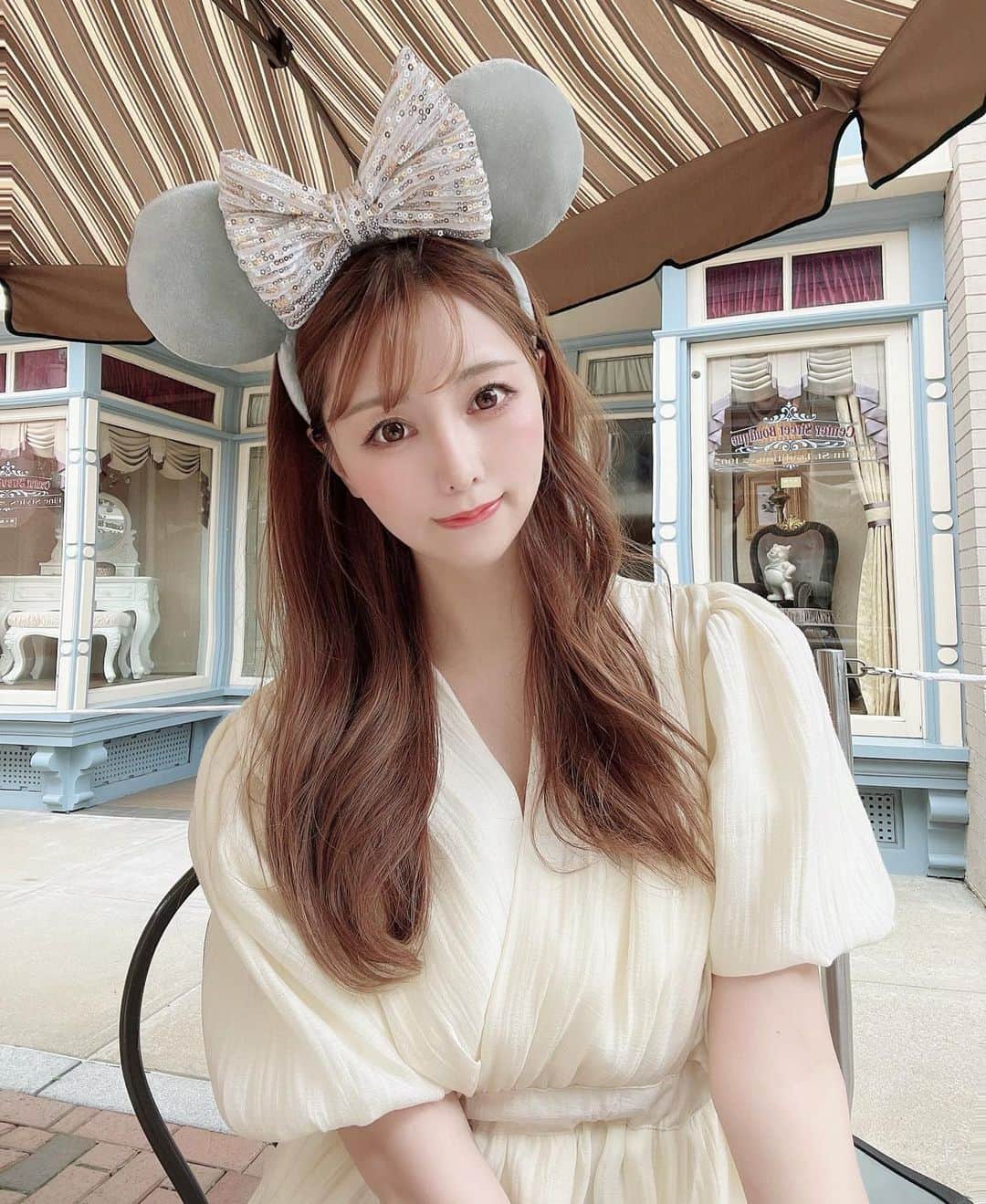 のインスタグラム：「Hong Kong Disneyland 🏰💍 It was so small that I finished the area in a day. 、 、 、 香港ディズニーランド🏰 こんなにキメてるけど、1人ディズニーね笑 、 、 、 #hongkong #hongkongdisneyland #disneyland #disneygram #hdl #disneyworld #香港ディズニーランド #ディズニーコーデ #ディズニー写真部 #ディズニー風景 #ミッキーワッフル #ディズニーランド」