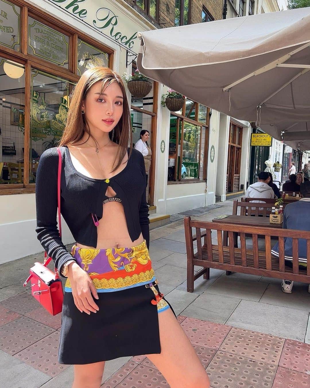 のインスタグラム：「Attracted to the signboard "The greatest fish&chips in London"! To a long-established restaurant founded 140 years ago. Ordered▶︎Fried Calamari and White fish There are various sauces and you can eat without getting tired😋🙌Love British foods🫶  . イギリスといえば、フィッシュ&チップス！ 140年続く老舗レストランへ🐟 大好きなカラマリと大きめの白身魚のフライをオーダー いろんなソースが置いてあって飽きることなく食べれたよ😋💕  #rockandsoleplaice #fishandchips #londoneats #londonrestaurants #london #londonlife #londonfood #hermes #kelly #minikelly #versace #ロンドン #英国 #イギリス #ヨーロッパ #ヨーロッパ旅行」