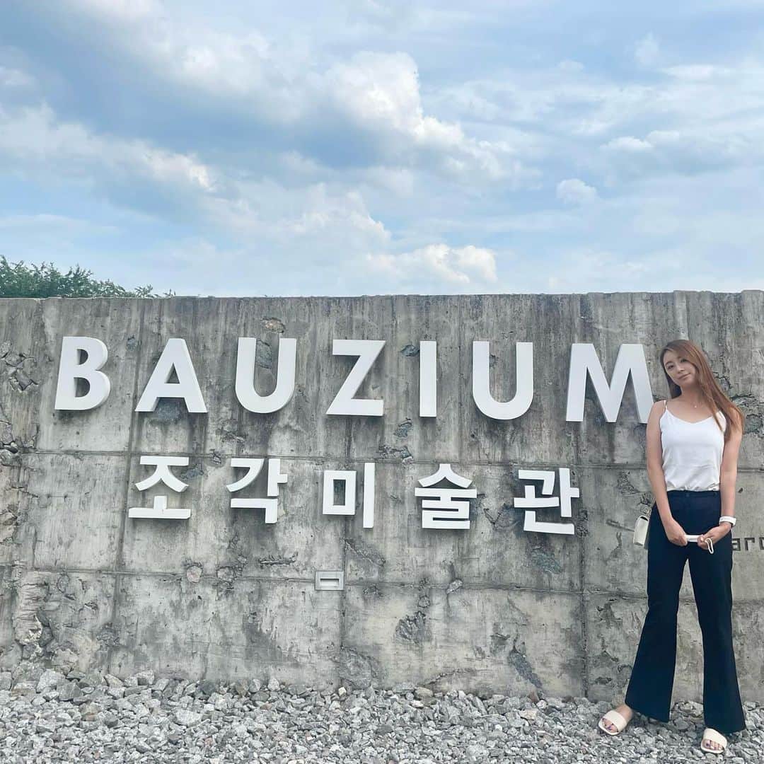 のインスタグラム：「여기서 찍어야 한다길래🤍」