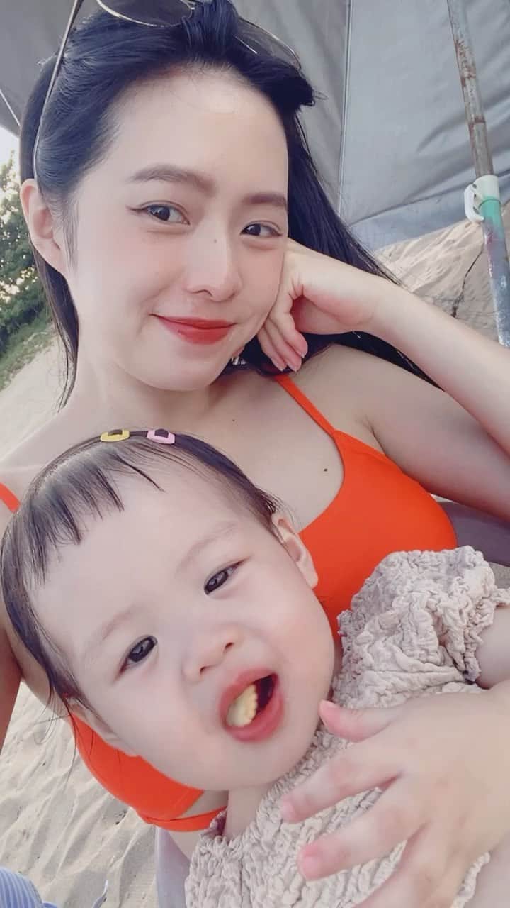 Dewi Chienのインスタグラム：「🏖️  我：好吃喔～～～  🥕：（頻點頭）（頻伸手要）  一到沙灘就只敢軟爛在我身上狂吃的膽小蔔。  #小蘿蔔🥕🥕🥕 #怕沙的孩子 #🥕吃貨系列」