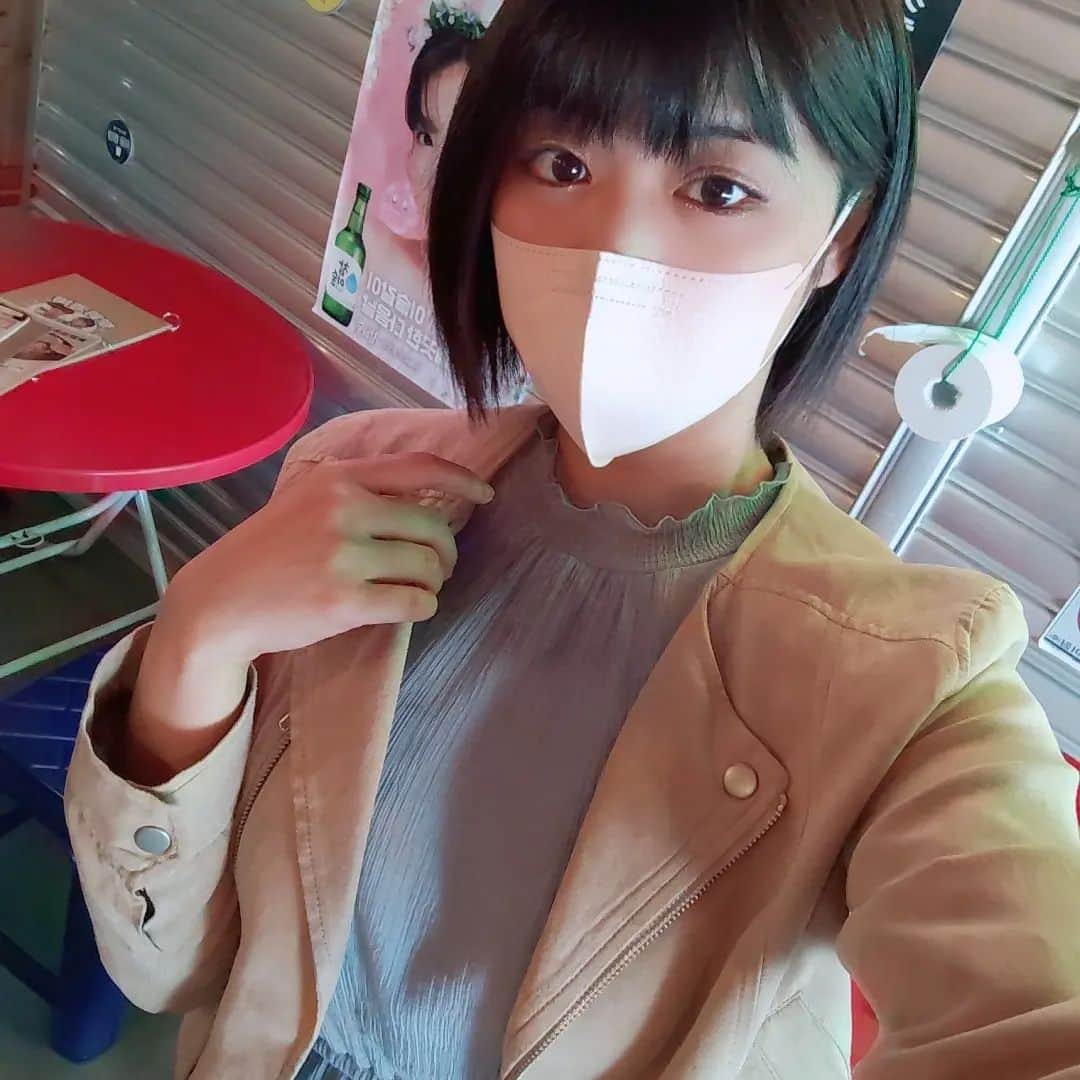 四葉杏果（松村有花）のインスタグラム：「新大久保にある駅前酒場美味しかったのでリピしてきたよ(*^^*) 野々原さやねちゃんと♡ You Tubeも撮らせてもらったのでお楽しみに☆ ランチのお稲荷さんは10種類から5種類選べて、さやねちゃんは海鮮多めで私はお肉多めになった✨ ここのヤンニョムチキンが特に美味しくて好き♡ 駅から１分なので皆も行ってみてね♫  PR @ekimae.sakaba #新大久保グルメ #新大久保ランチ #新大久保食べ歩き #新大久保 #新大久保韓国料理 #新大久保チキン #駅前酒場 #新大久保居酒屋」