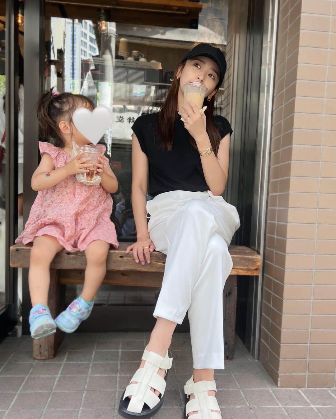 近藤千尋のインスタグラム：「朝学校送るまでの時間🏫🕗💕 ちょっと早めに出て朝活するだけで 夫婦時間にもなるから良し👍 お仕事前のリフレッシュたーいむ！！  二枚目、次女の指が指ハート♥️笑 絶対たまたまだけどかわいい。笑  次女の服はばぁばの手作り🫶🏻 靴はエルサとアナです💕 おでこと腕にはアンパンマンの絆創膏。 ぺたぺたぺたぺた。笑 もうそんなお年頃🥰  #ひーぼぉくんを探してみてね #映り込んでる　笑💕」