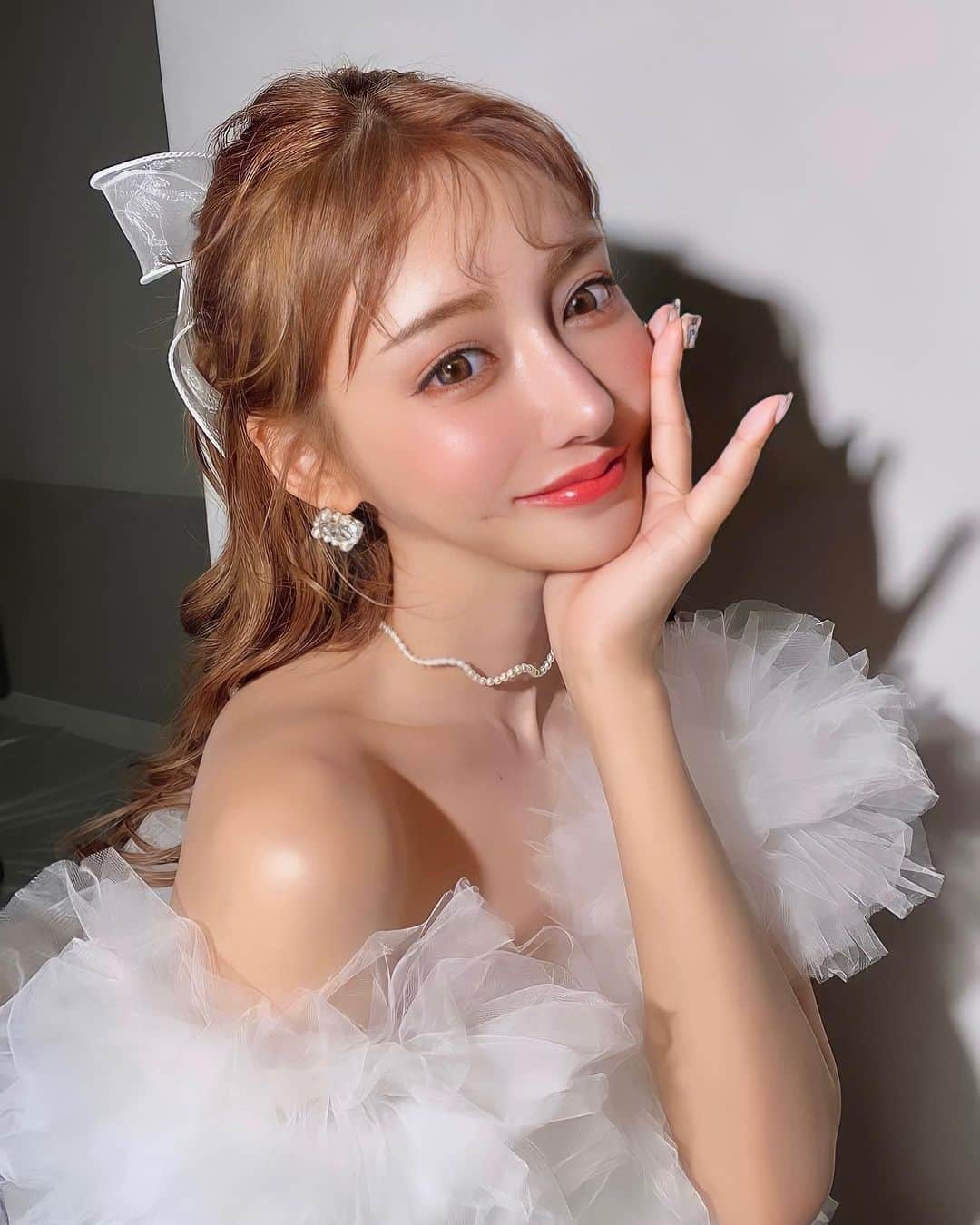 明日花キララのインスタグラム：「普段ピンクのリップはあまり似合わなくて選ばないけど、塗るだけで一気にアイドル顔になれるこの色どうかな？🥺 お気に入りです🖍🌸🦢 去年からずっと開発して何度もサンプル作り直してやっとやっと来月発表出来そうです💄♡ 見た目も可愛いから楽しみにしててね💗」