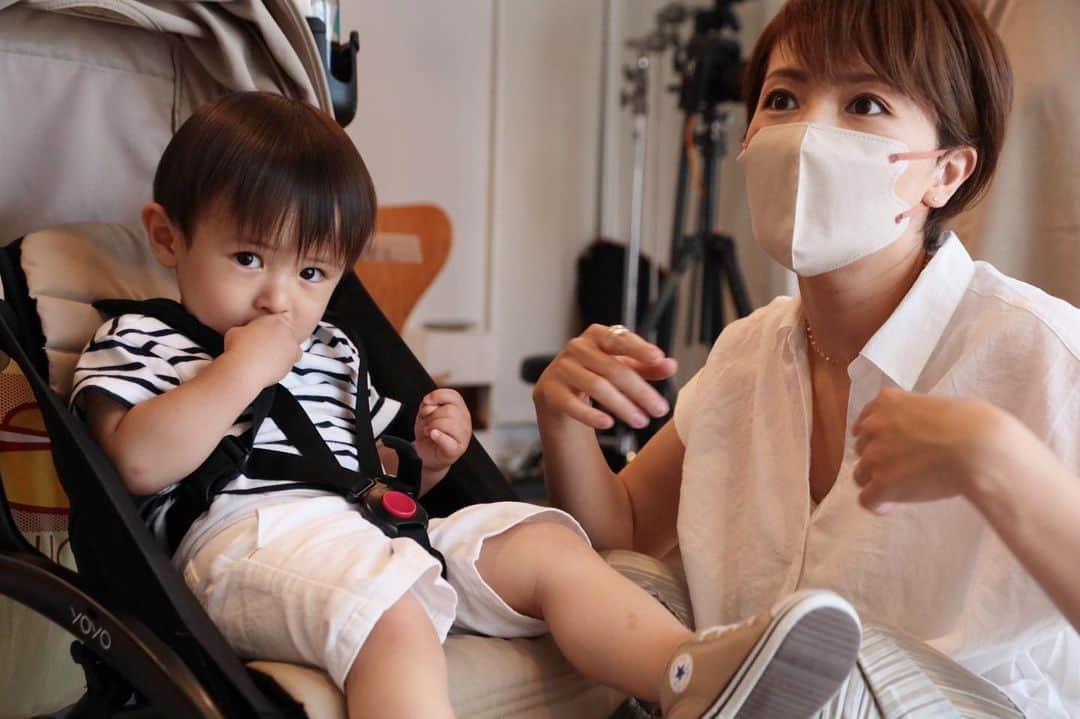 石原あつ美のインスタグラム：「＊ 不意打ちの2人👩‍👦 オフショット📷✨  マネさんに何か伝えてるところを別のマネさんが撮影してた笑  息子君の着てるボーダーTシャツを見て 『絶対石原も似合うよ！』ってめっちゃ押してくれてたから、今度息子とボーダーズしよ🍒  あ…ちなみに…よーく見て。 マスク逆さま🫢 なんかやたら鼻に引っ付くなぁ〜って思いながら帰宅したけど、写真みて納得。  おしゃれマスクなのになぁ〜残念😫笑  #育児 #育児日記 #1歳9ヶ月#男の子ママ  #オフショット#不意打ち  #mamlife #myson」