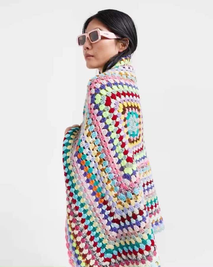 カレンウォーカーのインスタグラム：「The Dove Hospice & Wellness x Karen Walker charity pop-up is back at KW Newmarket this Friday!   From 1 – 3 July or while stock lasts, we’re hosting another mini pop-up in our Newmarket store, offering an eclectic edit of one-of-a-kind pre-loved hand knits to fundraise for @DoveHospiceNZ.  Dove Hospice & Wellness fulfils an important role in the community, providing holistic care and support at no cost to people with life-threatening or terminal illness from the moment of diagnosis. Karen’s own relationship with Dove began in 2016 after the death of her mother. She had taken donations to its Remuera shop and was touched by the care and gratitude Dove’s team had taken with her mother’s precious wardrobe.  Now in its fourth year, the pop-up showcases just some of the pre-loved gems that can be found in Dove Hospice Shops. Karen and the team at Dove have combed through the generous donations to the charity to present an eclectic edit of quality hand knitted wool sweaters, blankets and accessories for adults and children. Each piece is one-of-a-kind, but all feature a common thread; they were lovingly made and worn before being donated to Dove Hospice & Wellness.  The knits will retail for $80 (adults’ sweaters), $35 (children’s sweaters), $35 (blankets) and $20 (accessories) and all the money raised from sales will go to Dove Hospice & Wellness.  Embodying community spirit, @RegalDrycleanersNZ, our Newmarket neighbours a few doors down, have once again kindly pitched in with their services and all the knits have been dry-cleaned, ready for immediate wear.」