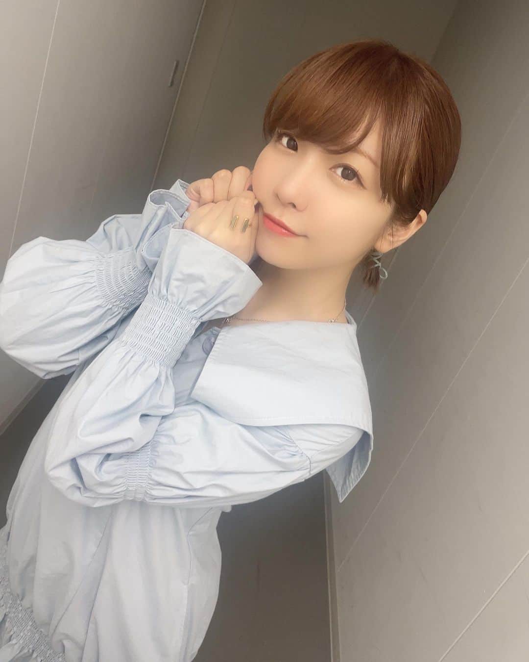 愛美のインスタグラム：「結べるぐらいにのびた、けど切る✂️  #ootd #私服 #ガスヴァンサントみたいに蒼い」