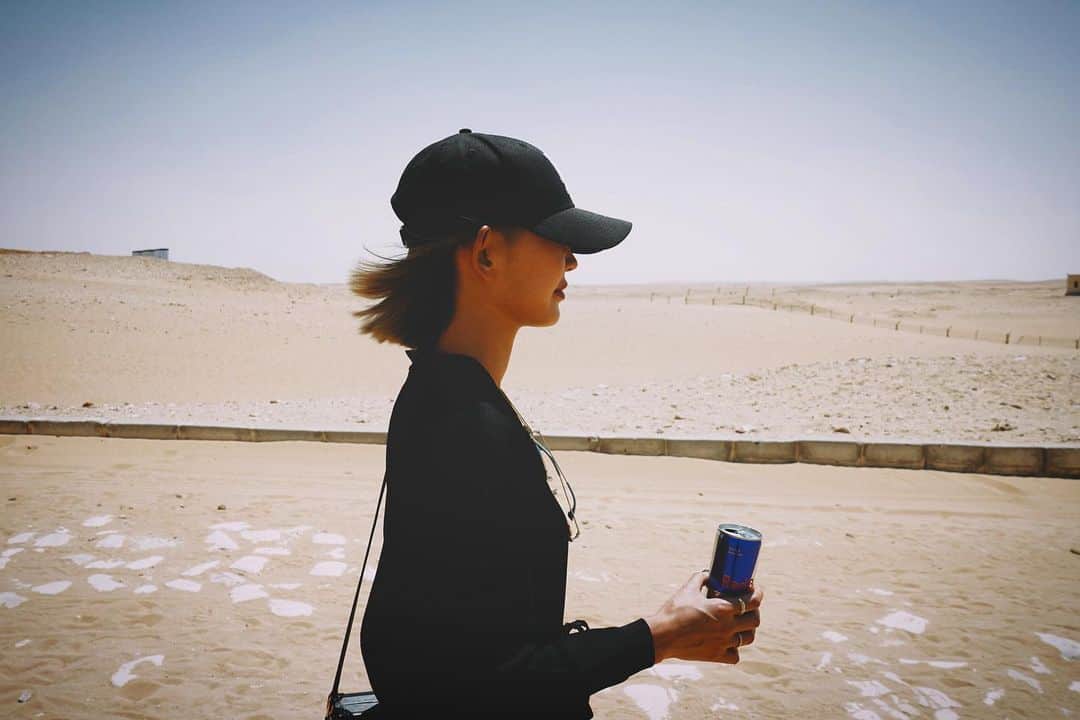 丘咲エミリのインスタグラム：「🐪🌵  これを期に おそらく砂アレルギーになった私。  #pyramidsofgiza  #egyptpyramids  #désert #砂漠 #エジプト旅行 #abayaegypt」