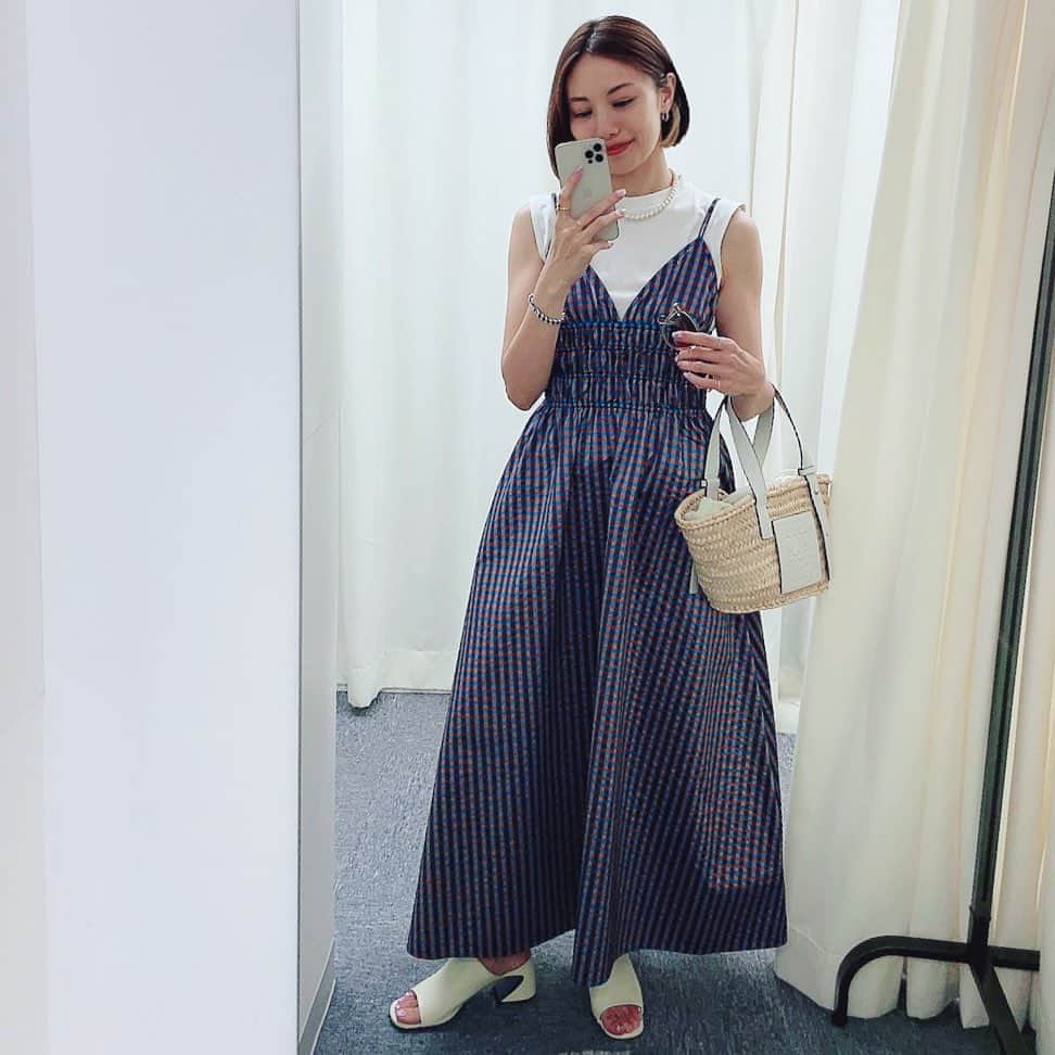 のインスタグラム：「. 暑い〜🌞 事務所に立ち寄ったので、マネージャーさんとおしゃべりして、 涼んできました。 . ハリッとして軽〜いタフタ素材のワンピ ほのかにラメ入りの生地で、可愛いんです！ が、写真に撮ったら見えなかった。。💦 お洋服のブランドはタグ付けしました。 #outfit #outfitoftheday #ワンピース . . .」