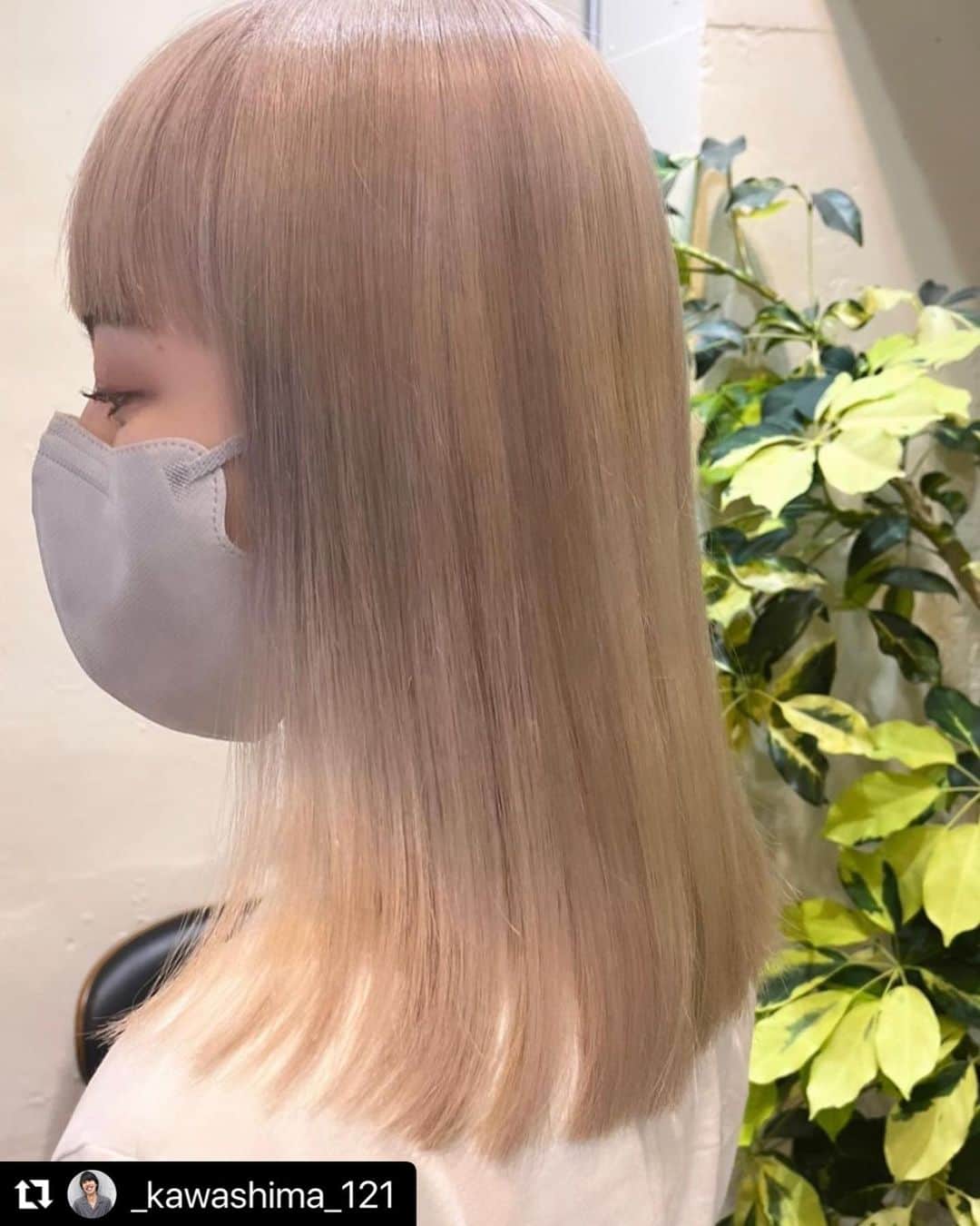 樋口智子のインスタグラム：「before(3枚目)→after(1枚目)💇🏼‍♀️ めちゃくちゃ綺麗な色に仕上げてくれたのを撮ってくれてたからrepost😏  それにしてもbeforeの髪ボサボサすぎません？w もーちょい整えるくらいしてくれてもよくない？😂w  そんな人だけど、腕は確かです @_kawashima_121 👏w ありがとーーー😆✨  #ハイトーンカラー #ブロンドカラー #ブリーチカラー #ヘアカラー #ぱっつん前髪 #ぱっつんボブ #ストレートヘア」