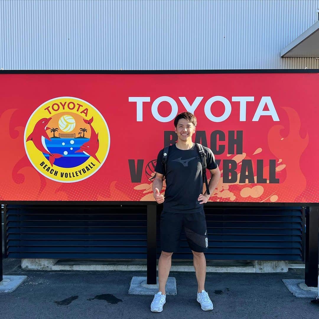 のインスタグラム：「. トヨタ自動車株式会社ビーチバレーボール部様にコートを貸出していただき、 1ヶ月間修行して参りました。 大変良い経験になりました。 インドアにも活かしていくぞ🔥  トヨタの皆様、ありがとうございました！ #ジェイテクトstings  #本間隆太  #toyota  #beachvolleyball」