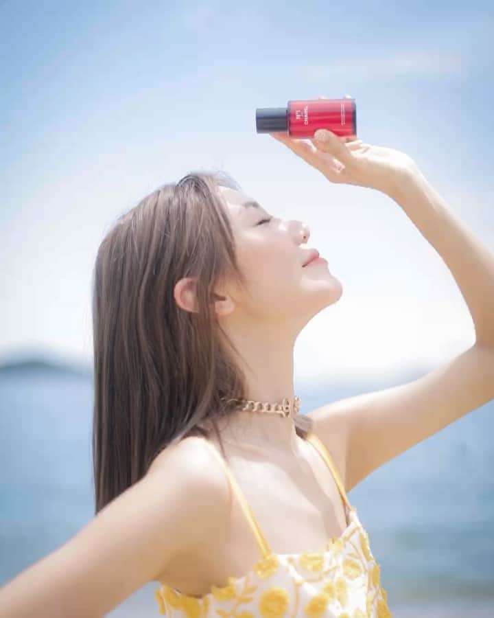 Elva Niのインスタグラム：「上星期的live你們都在問 就是CHANEL一號紅山茶花系列  夏天我追求零負擔的護膚品 這支CHANEL一號山茶花精華液 透明凝膠質地的精華液 我已經用到一半了 滿滿的紅山茶花天然成分 令細紋和毛孔改善 彈性和光澤度都提升了 更想介紹易推而滋潤的面霜 就是我早晚護膚好物  連續數天都陽光普照☀️ 要注意紫外線的傷害啊 我會帶住這支水油配方精華噴霧 每當肌膚出現敏感狀況 即時保濕 安撫肌膚 療癒的香氣 實在停不了多噴幾下  ❤️  一顆想前往沙灘消暑的心也在蠢蠢欲動🏖️ 如果下次再做直播，你會想我分享什麼主題嗎？  #N1DECHANEL  #CHANELSkincare  #CHANELBeauty  @chanel.beauty」