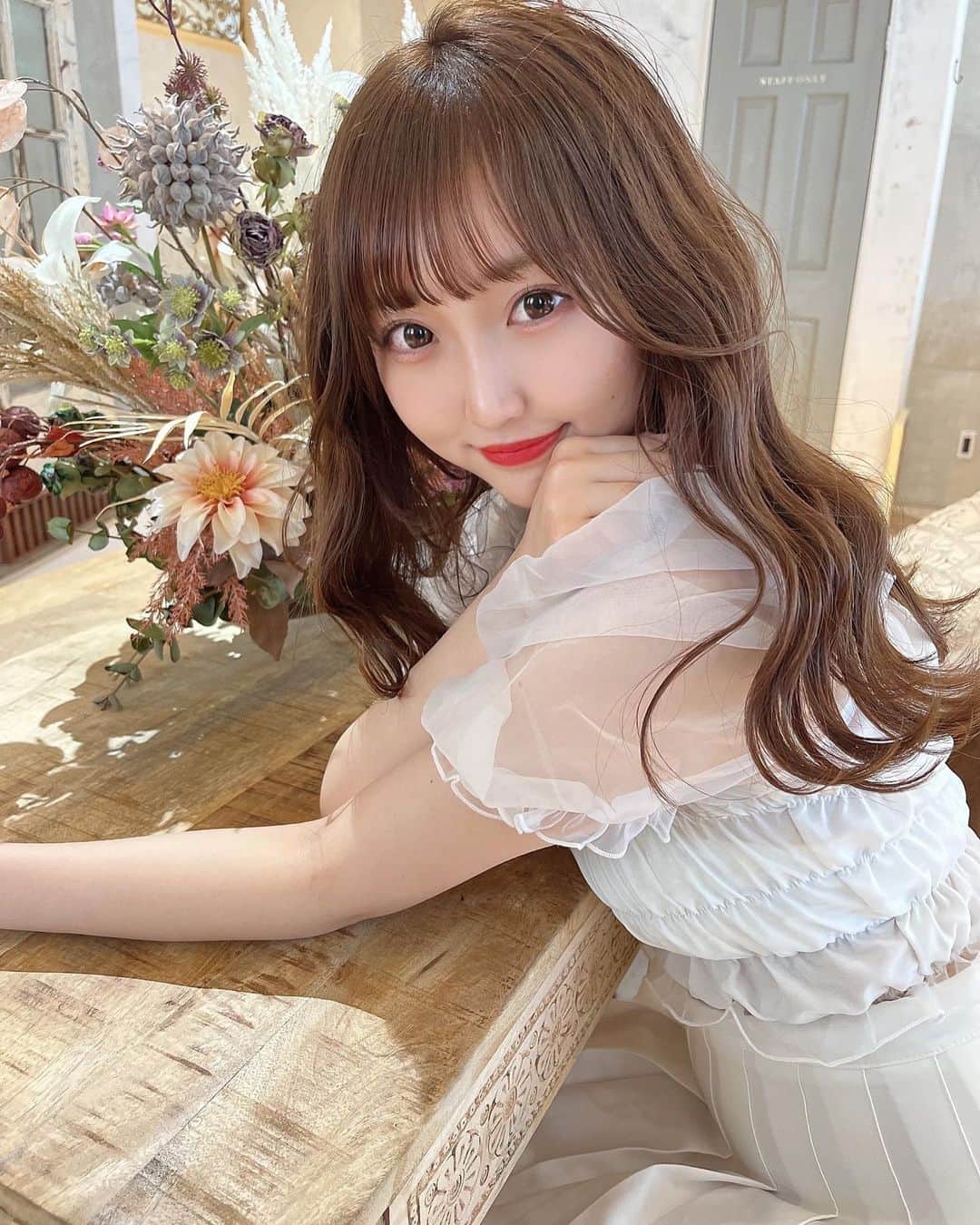 のインスタグラム：「私が最近通ってるサロン @chan_cebeauty 💟  この間毛穴ハイドロピーリングと デザインハイフ、SPL脱毛を やって頂きました♡  めちゃくちゃよかったのでレポまとめします📌  🐾毛穴ハイドロピーリング ホームケアでは落としづらい毛穴の黒ずみだったり詰まり、開きが気になる方におすすめ♡ 1回でもすごく肌がつるつるになりました🫡  流れ ①クレンジング ②ピーリング ③毛穴洗浄&吸引 ④ Zeus美顔器MFIP/UP ⑤ エニシー小顔炭酸ガスパック  🐾SPL脱毛 めちゃくちゃ短時間で脱毛が終わって デリケートな所以外はジェルなしで脱毛ができるからベタつきもなくてよかったです♡  流れ ①シェービング ②照射 ③終了  🐾デザインハイフ&Zeus美顔器トリートメント 一度のハイフで1ヶ月続くから 次の日からお肌がリフトアップして持続性が最高でした💕しわ、たるみ、くすみ、小顔が気になる方にもとてもおすすめ！  毛穴ハイドロピーリングとデザインハイフはその後に"美顔器"をつかって表情筋をケアしてくれたり炭酸パックでもっとお肌をちゅるちゅるにできたり💟  流れ ①デコルテ含むマッサージ ②デザインハイフ2700ショット ③Zeus美顔器MFIP/UP ④エニシー小顔炭酸ガスパック  美容好きにはたまらなくて🥹 積み重ねでお肌がより綺麗になるから 続けて頑張ろう💪と思いました！  そしてまりあの インスタを見たよ！と言って来店すると  ✨6月〜8月まで✨3ヶ月間！！ ○デザインハイフ&美顔器コース ¥23,000👉¥4,980 ○SPLセレクト脱毛3箇所コース ¥8,000👉¥3,980 ○毛穴ハイドロピーリングコース ¥23,000👉¥8,900  ご予約はインスタDMもしくはホットペッパーでご予約をお願い致します🤲 ご予約の際は、私のインスタを見たと メッセージにコメントをしてね！  期間中なら何度でもこの値段だから 急げ〜❤️  #名古屋エステ#エステ#名古屋エステおすすめ #シャンス#名古屋フェイシャル#プライベートサロン#名古屋プライベートサロン #名古屋脱毛#脱毛#脱毛サロン」