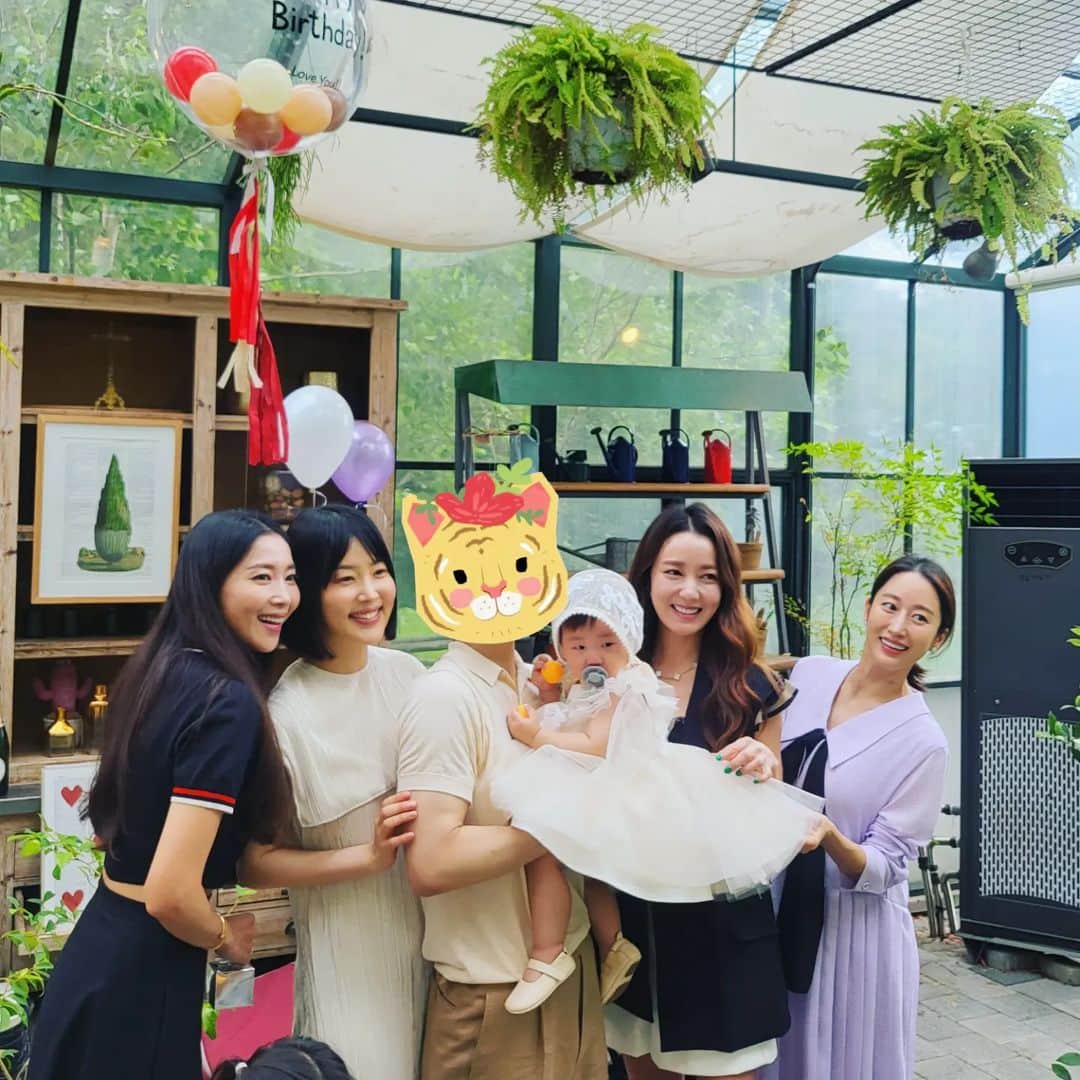 チョン・ヘビンのインスタグラム：「사랑둥이 윤슬이 첫번째 생일♥ 초여름 장마가 시작 될 때 즈음 이렇게 예쁘게 꽃 핀 곳에서 첫번째 생일 맞은 윤슬이 덕분에 바른이도 꽃구경 많이 하고 간다  축복 가득 받아♥ 축하해:)」