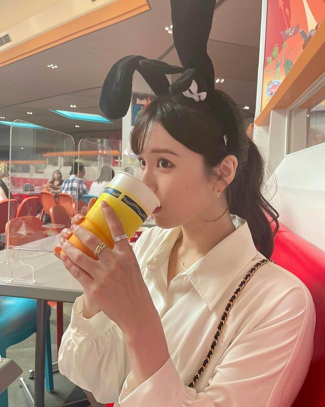 角谷暁子のインスタグラム：「お恥ずかしながら久しぶりのテーマパークでとっても浮かれました🐰」