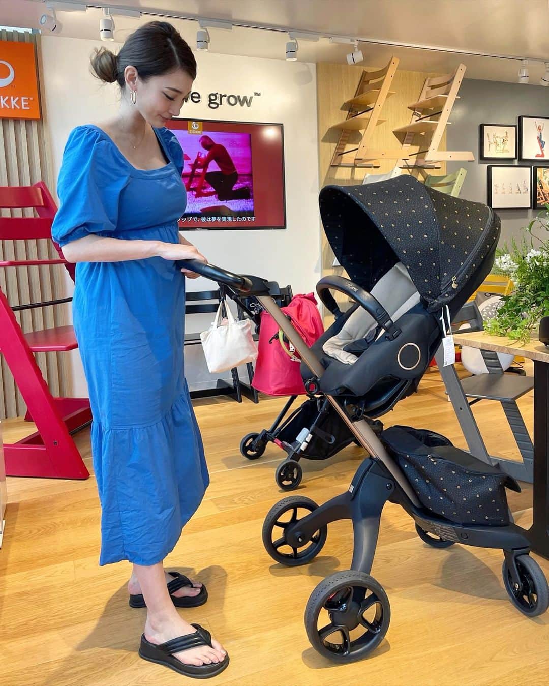 里海のインスタグラム：「楽しいベビーシリーズ👶🏻✨ @stokkejapan @stokkebaby に ぷーちゃんと おじゃましてきました❤️  北欧ノルウェー生まれのストッケが 50年前に発売したハイチェア ✨ Tripp Trapp®︎ 50th ANNIVERSARY ということで限定商品も😍  私は50thのハイチェアのオプションを 全体的にグレーで組み合わせして、 バウンサーもグレーが可愛いな〜と✨ ベビーバスも色々あって、スケルトン可愛い✨  このオシャレで赤ちゃんとの距離も近いベビーカーも素敵でした✨  楽しい時間を過ごすことができました〜✨ みなさまも、参考までにチェックしてみてください😙😙😙」