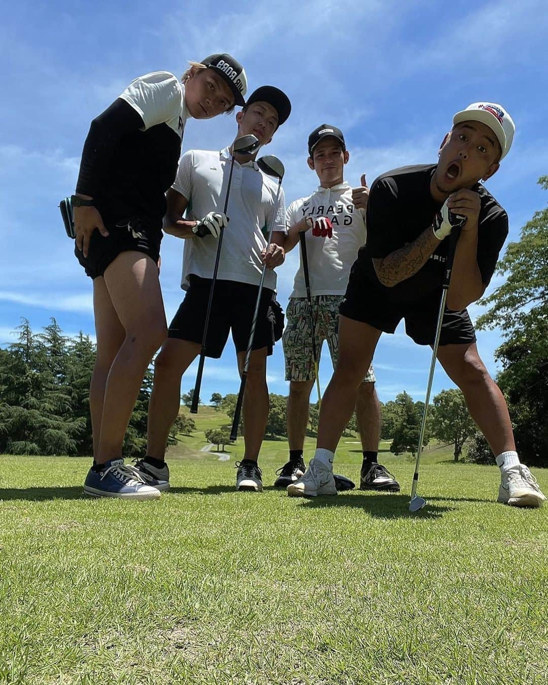 道木優輝さんのインスタグラム写真 - (道木優輝Instagram)「. 気心知れたメンバーでゴルフ🏌️‍♂️ . 右デビューを果たしましたが、、 １R.KO負け🥊 . この炎天下で4人全員が無睡は日本で唯一だったと思うし、本当に頭どーかしてる。笑 . でもそれがまた良き。 . #ゴルフ #右デビュー #途中で嫌になり左ちょくちょく #のち大体左 #右の精度あげてきます #皆んな多分熱中症 #それもまた良き」6月29日 19時27分 - dogidogi_fitness22