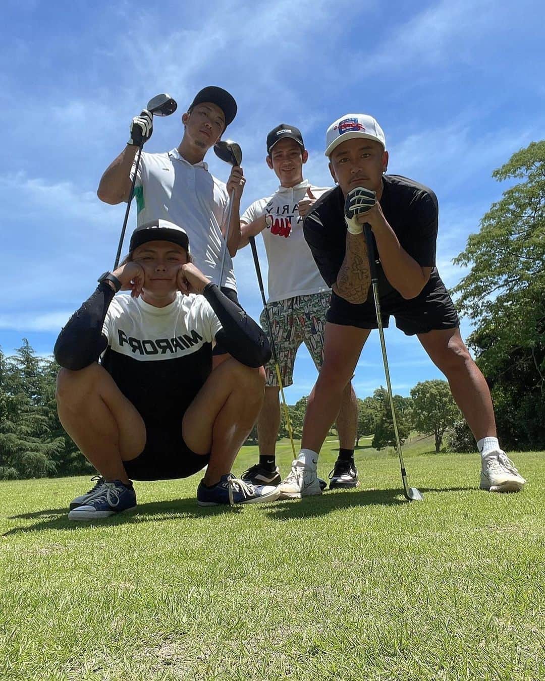道木優輝のインスタグラム：「. 気心知れたメンバーでゴルフ🏌️‍♂️ . 右デビューを果たしましたが、、 １R.KO負け🥊 . この炎天下で4人全員が無睡は日本で唯一だったと思うし、本当に頭どーかしてる。笑 . でもそれがまた良き。 . #ゴルフ #右デビュー #途中で嫌になり左ちょくちょく #のち大体左 #右の精度あげてきます #皆んな多分熱中症 #それもまた良き」