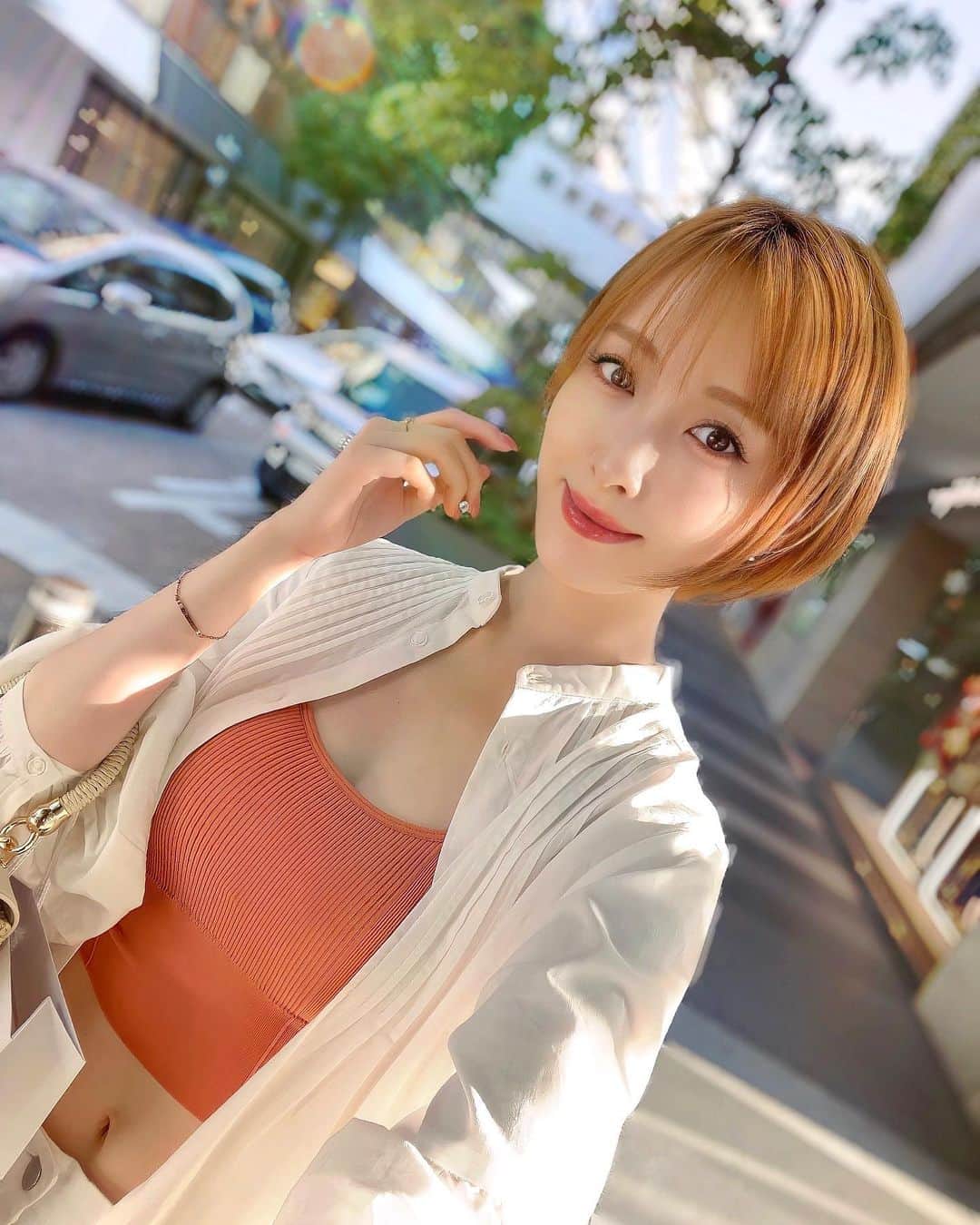 瀬戸早妃のインスタグラム：「Twitterにも載せたけどお気に入りの写真なのでこちらにものせちゃお🍊✨  好きな服を好きなように着る❣️ 年齢とか気にしない（ようにしてる）のです✨  シワ？シミ？疲れ？衰え？ そんなものは、大人の技🧑🏻と笑顔で乗り切るのだ！笑  美容医療もあるし、ホームケアもある。 あと自分の心の持ちようでいくらでも楽しめる🤏💕  まだまだこれからだ〜🥰 今が生きてきて一番幸せです☀️  『今日が人生で一番若い日❣️』 毎日思いっきりときめいて笑顔で過ごしたいです🌈  #fashion #37yearsold」