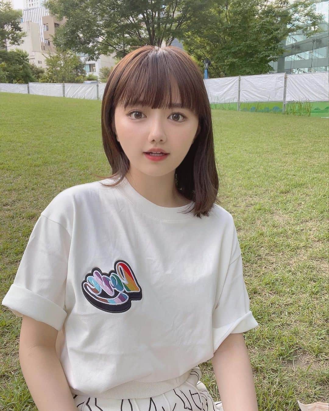 椎木里佳のインスタグラム：「6月はプライド月間🏳️‍🌈 LGBTQIA＋コミュニティへのアライを示すTシャツ！コミュニティ出身のクリエイターの方がデザインしたもの🫶🏻 こちらは売上の全額が支援団体へ寄付されますが、寄付に繋がる商品を販売するブランドが増えてきて嬉しいな〜〜 . . . #pride #pridemonth」