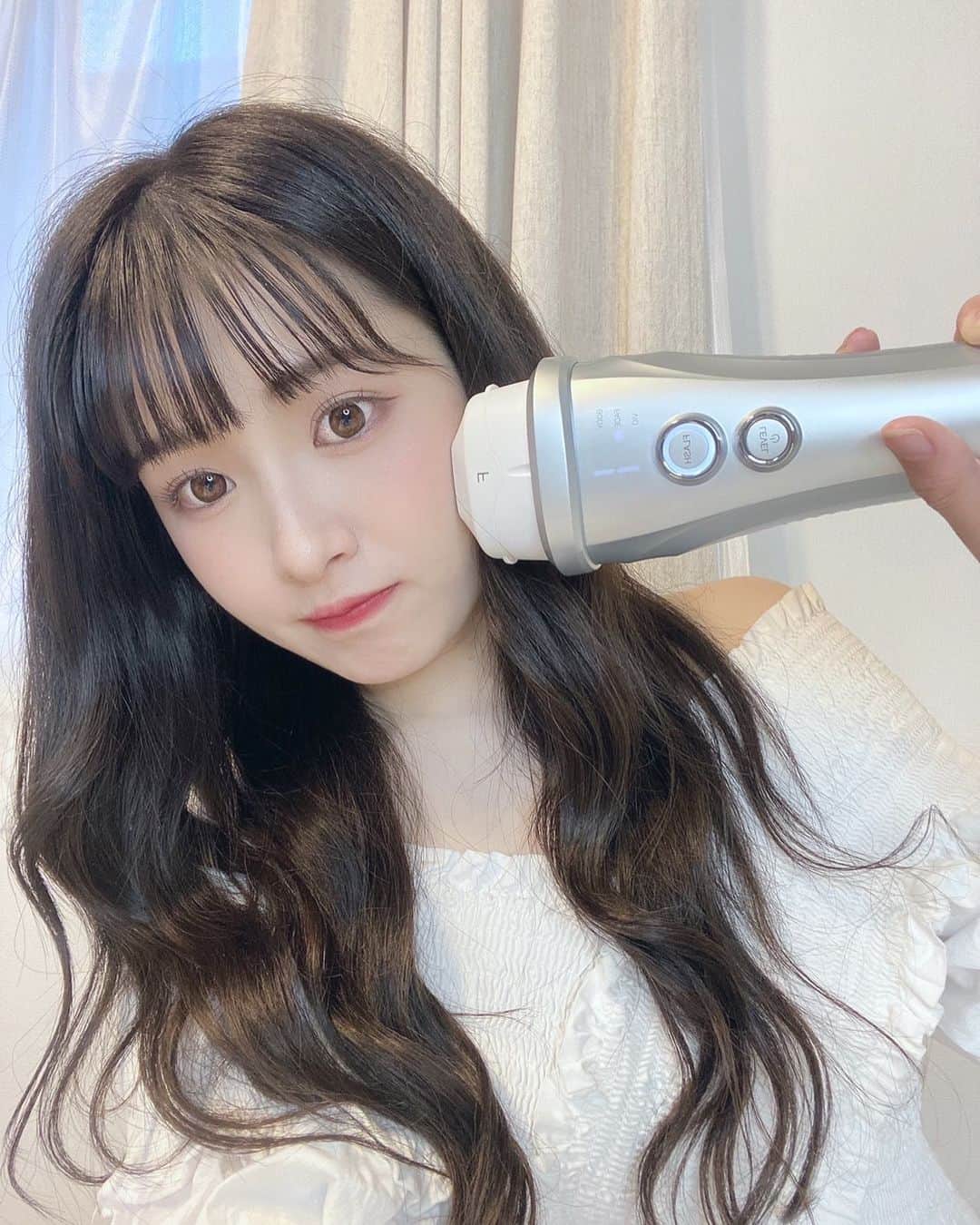 青木菜花のインスタグラム：「. .  @yaman.official のレイボーテヴィーナスを使ってみました 🌷 ⁡ この光美容器、防水機能※1だからお風呂でも使えちゃうんです！！いやあ凄い 😳💞 日本初※2なんだって〜！ 🇯🇵 ⁡ レベルの設定も5段階で調節できてボディとフェイス用で付け替えもできるように なっているんだけど付け替えも凄く簡単だからぱっとすぐに使えたよ  ⁡ コードレスだし手軽に使えちゃうところも嬉しい ⁡ エステサロンにいけなかったりするとこうやってお家で簡単にできちゃうのは嬉しいなあ  ⁡ 特定期間でお得に買えちゃうよー！↓ 6月29日(水)10時〜6月30日(木)9時59分まで 期間内に楽天で購入すると価格11,000円OFF 更に40％のポイントバック  ＊1……IPX5：あらゆる方向からの噴流水によっても有害な影響がない ＊2……日本マーケティングリサーチ機構調べ。調査概要：2020年11月期_日本初であることの証明・検証調査  . . #レイボーテヴィーナス #レイボーテ #ヤーマン #pr」