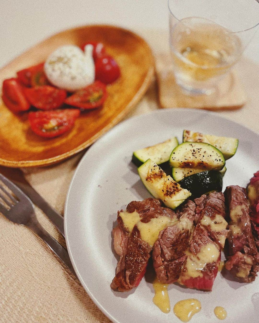 宮司愛海さんのインスタグラム写真 - (宮司愛海Instagram)「夏はお肉をがっつり食べたい。 グリルしたズッキーニをつけ合わせにして、普段はちょっとお高くて手が出ないブッラータが安くなっていたので、思い切ってひとりでひとつ、食べちゃいました。 あとは冷えた白ワインをすこしだけ。  #暑すぎますね #とにかく #水分塩分補給 みなさまどうかご無理なさらず...  #今夜の晩ごはん」6月29日 20時06分 - manami_miyaji