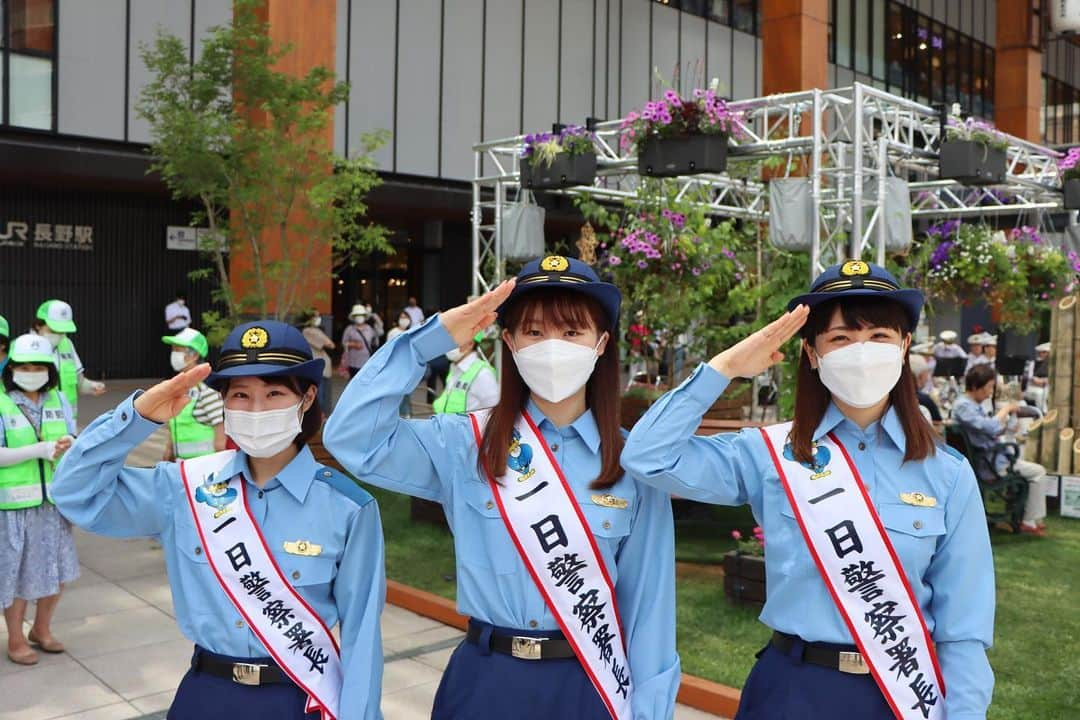 北澤育恵さんのインスタグラム写真 - (北澤育恵Instagram)「🚓👮 本日、長野中央警察署の一日警察署長を松村、北澤、中嶋の3人で務めさせていただきました👮  今回２つのことを重点に、長野駅前でうちわを配りながら啓発活動をさせていただきました。 近年【電話でお金詐欺】が増えています。 少しでも不審な電話があった時などは、周りの家族や、友人、警察へ相談してください🗣  そして【交通安全、私から】を心がけ交通事故を無くし、安全安心な街にしていきましょう🚸🚥  #一日警察署長#🚨 #長野中央警察署 #交通安全私から #電話でお金詐欺 #安心安全な街へ #貴重な体験ありがとうございました👮 #中部電力カーリング部 #カーリング#curling #instagood」6月29日 20時06分 - ikue.kitazawa.be_chan