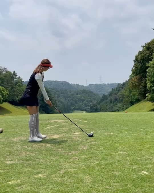 原田怜奈のインスタグラム：「最近は.コーチ @y.m.golf3284 に お忙しい中、 ラウンドレッスンを していただいく機会があり とてもゴルフが変わりました🤔 スイングも真逆くらいのイメージで ラウンド中の意識ポイントが 1番自分の中で変わりました。 普段のラウンドで今月 60台を5回だすことができました。 これからも 勉強していきたいです。 体調に気をつけて 頑張ります😊 来月からはゴルフサバイバルにも 久々に出演しています🥺 よければ見てください🥺✨ 1枚目→少し右😅 2枚目→ピン！ . . . . . #女子ゴルフ #golf」