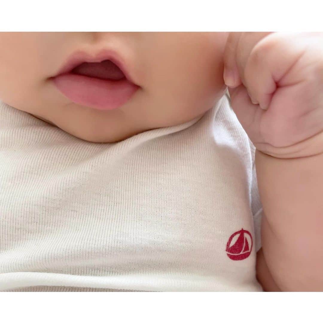 kumiのインスタグラム：「むっちむちboy👶🏻＊  プチバトーの肌着は 柔らかくて肌触りが気持ちいいね🌿  #petitbateau  #0歳#生後3ヶ月#令和4年ベビー #男の子ベビー#男の子ママ#プチバトー」