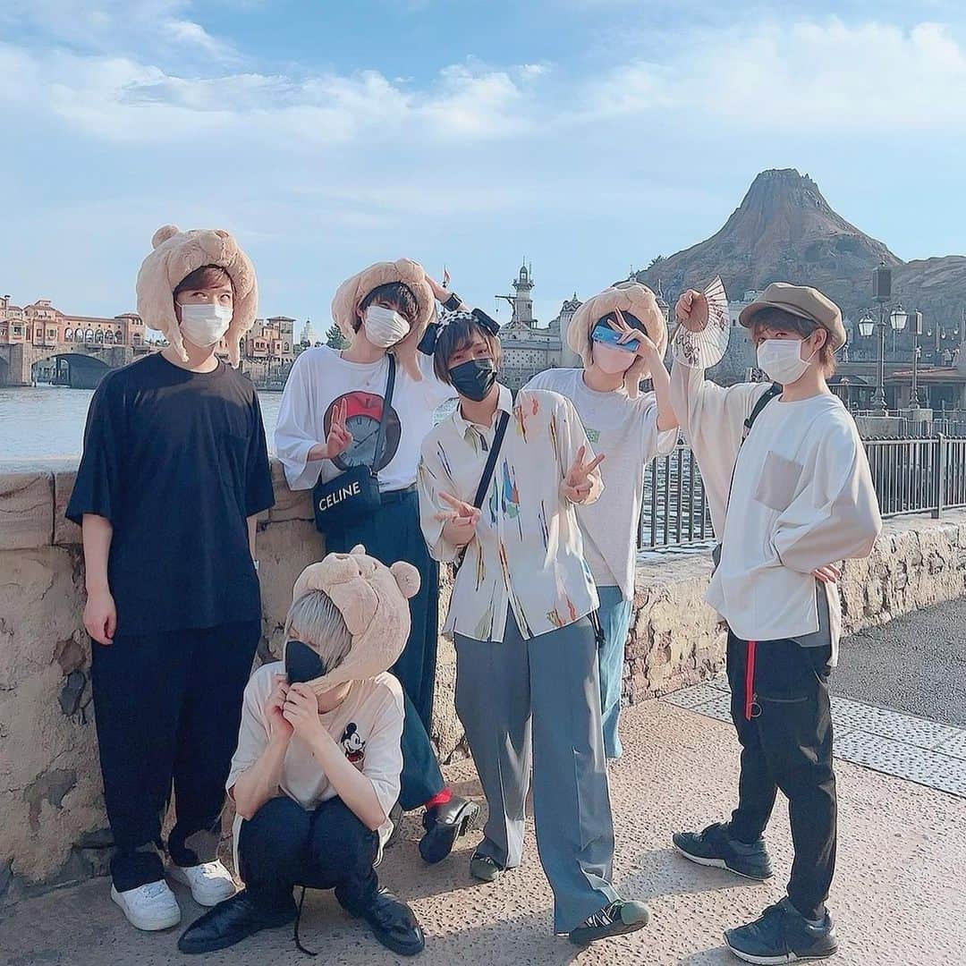 キヨのインスタグラム：「⁡ どうも。 この前いつもの42人でディズニーサーに行ってきました。みんな歌ってる人です。私はゲームして喋ってるだけの人です。 ⁡ プルートが居たので久々に話しかけたんですけど「プードル、元気かプードル」ってずっと間違えて犬種で呼んでました。しかも犬種も間違えてました。 ⁡ それが一番の思い出です。 ⁡かっこつけた写真ばっかりですみません。反省してください。  #汗」