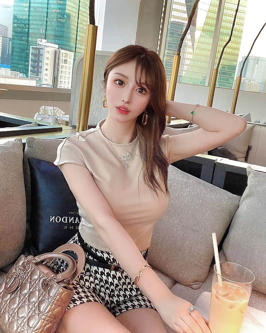 藤咲めいのインスタグラム：「暑くてすぐタクシー乗っちゃうしアイス食べちゃうからムチムチ🍦🥵  @courreges のトップスやっと着れたよ☺️🫶🏻 後ろがチャックになってて生地も着心地いい🥺❣️  そして今日も暑すぎるからみんな体調気をつけてね😭🧊倒れないように😵！！ 休むのも、仕事〜😴 . . . #courreges #tops #クレージュ #トップス #千鳥格子 #ムチムチ #夏 #summerfashion #ootdfashion #lookbook #dior #ladydior #gold」