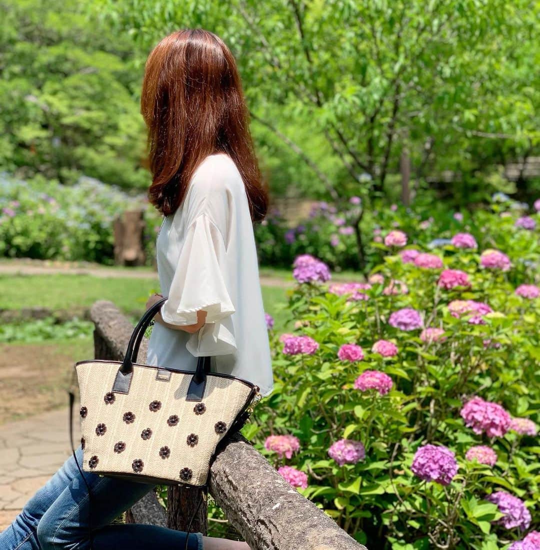 michikoのインスタグラム：「new bag ＊ ＊ 猛暑で出掛けるのも勇気がいりますが、最近Get!したカゴバックをお供に今の時期にしか見れない紫陽花を見に行って来ました。 カゴバッグ⬇️ 　 @mosselnewyork  お花のモチーフがとっても可愛く、持ち手やショルダーはBLACKなのでカジュアルになり過ぎないカゴバックです。 中にはポーチが付属されているので、収納もバッチリ！ ショルダーと繋いでバッグにも使えます！ ＊ ＊ ＊ #mosselnewyork #ショルダーバッグ #ハンドバッグ #きれいめコーデ #きれいめカジュアル #bag #カゴバック#夏コーデ #デニムコーデ #あじさい #紫陽花 #fashion #instafashion」