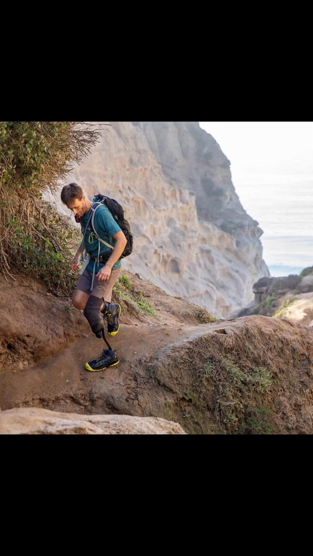 キーンのインスタグラム：「Hiking fast means experiencing more: more sunrises from the overlook, more walks through the reeds, and more post-hike snacks with friends back at the parking lot.  #NXIS #NoTerrainIsTheSame #ThisIsMyTime #KEEN #FastHiker」