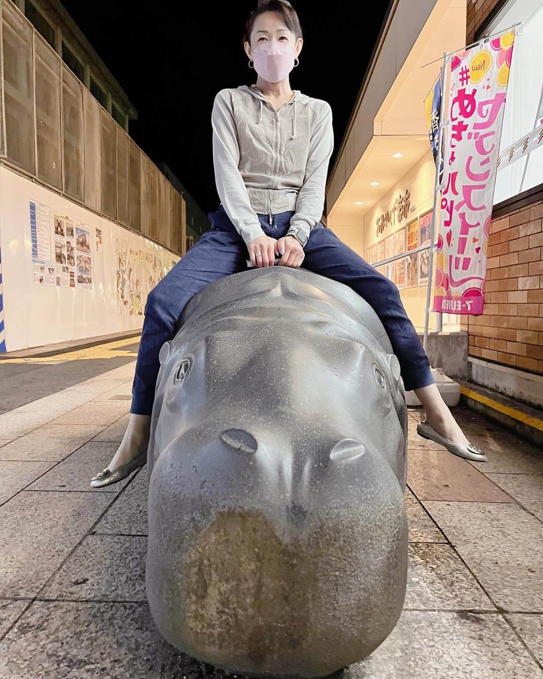 大石まどかさんのインスタグラム写真 - (大石まどかInstagram)「米子駅前のセブンイレブンの前にカバのオブジェ🦛がありました。背中は荷物を置けるようになのか？座る為なのか？凹んでいたので、ちょっと失礼‥😅どうして？カバ🦛がここに？🙄#米子 #駅前 #何故か #カバ」6月30日 7時18分 - madoka_oishi