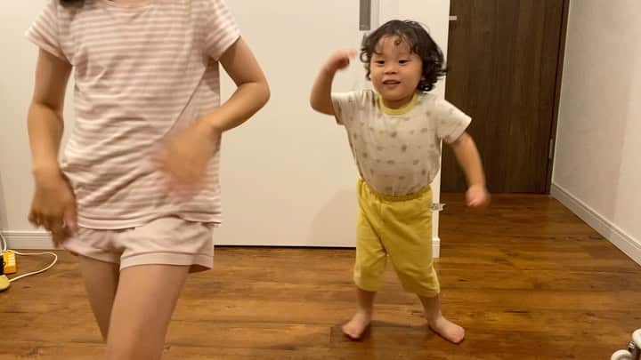 江原千鶴（エハラチヅル）のインスタグラム：「今日のYouTubeのエンディングの音ありバージョン♪  うたくんの動き何ー⁉️🤣  毎日楽しそうだねぇw  #エハラ家チャンネル#エハラ家のちーちゃんねる #５人きょうだい#子供#ダンス」