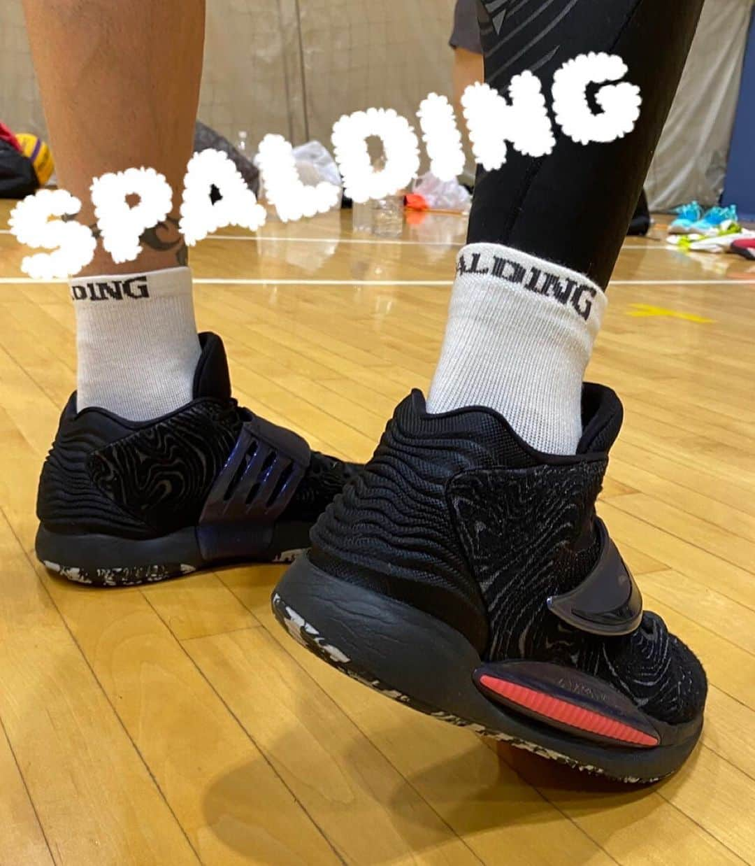 中村友也さんのインスタグラム写真 - (中村友也Instagram)「@spalding_japan  SPALDING STICKER SOCKS  SPALDING様からSTICKER SOCKSをご提供頂きました🏀 コンプレッションが効いているので足首のサポートが凄いです！！ SOCKSがズレることがなくストレスフリーで履き心地は最高です😊 コンプレッションソックスらしからぬデザインがかっこいいです！  7月1日から オンラインストアと全国取扱店で販売いたします😊  めちゃくちゃ最高です！ ぜひ！お買い求め下さい😊🏀  #SPALDING #SPALDING×STICKER #TEAMSPALDING #stickersocks  #クツがズレるとケガするよ  #kotophoenix #チョモ #中村友也」6月29日 22時35分 - tomoya_nakamura19