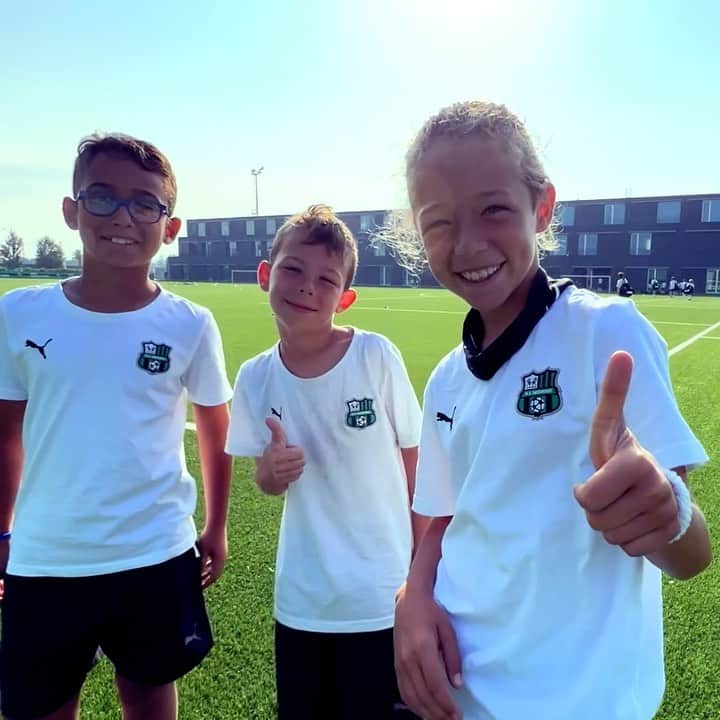 のインスタグラム：「Sassuolo Camp 22 - THE END 🫶  E anche per quest'anno queste due settimane di Sassuolo Camp sono volate! 🥲🤩  Ai nostri iscritti va il GRAZIE più grande! Come dice anche il mister, Alessio Dionisi: "Per diventare grandi ci vuole passione" e voi questa ce l'avete eccome👏  Vi aspettiamo la prossima estate ⛱️🌊  #GenerazioneS  #ForzaSasol 🖤💚」