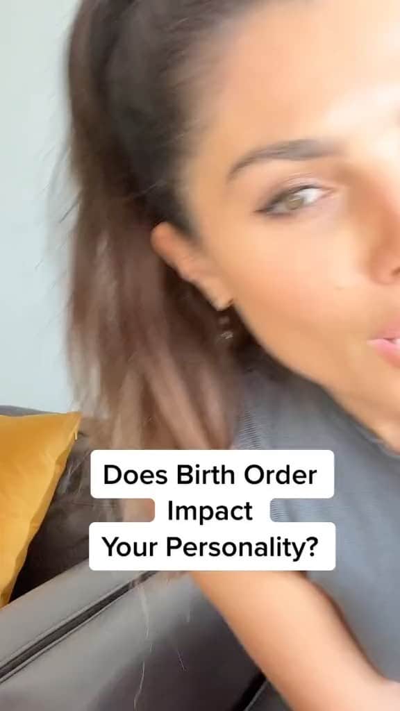 スティナ・サンダースのインスタグラム：「Tag your siblings if this sounds like them👇   #birthorder #psychology」
