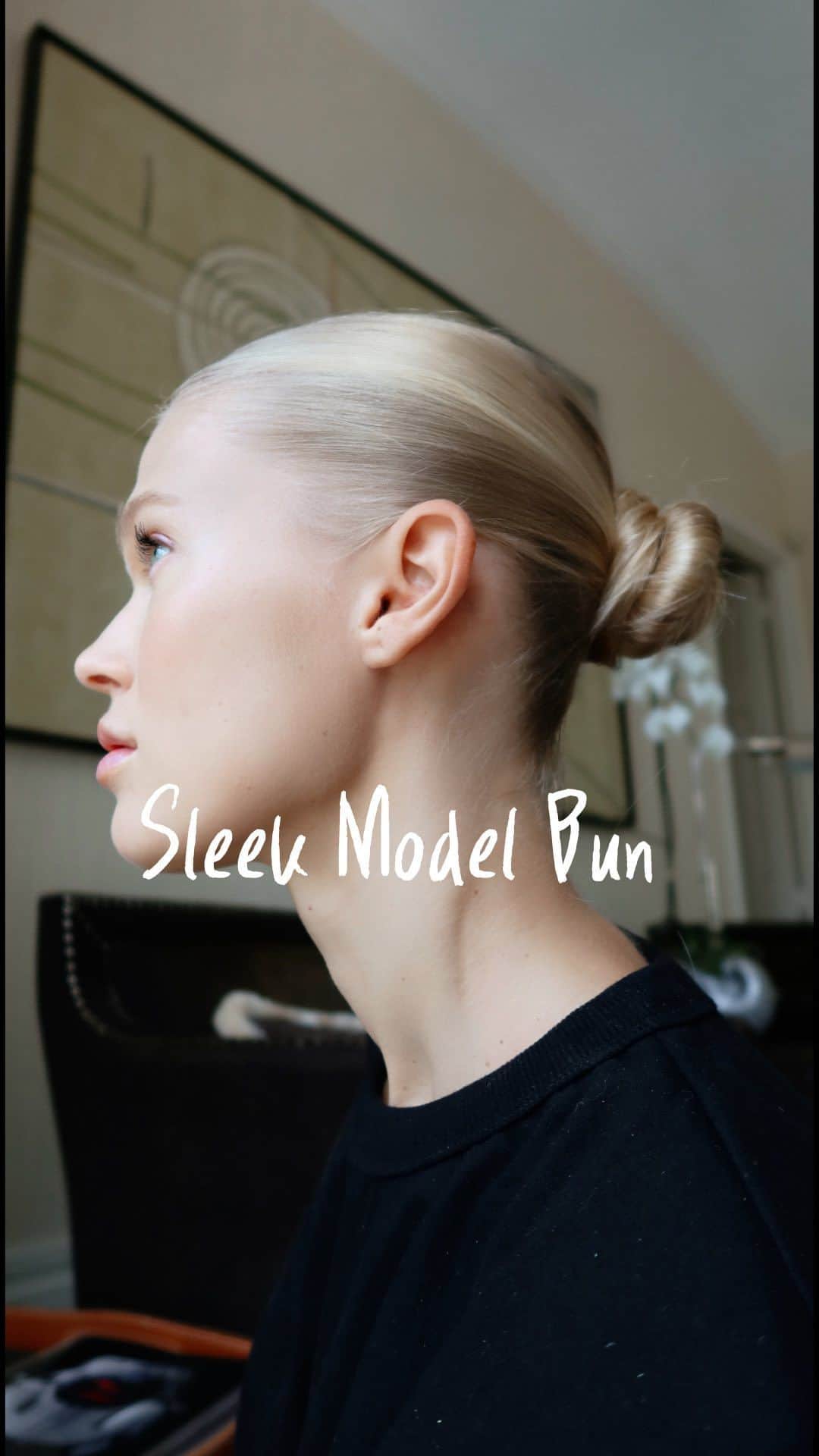 ヴィタ・シドルキナのインスタグラム：「Now what was supposed to be a “bad hair day” looks like that 💁🏼‍♀️ SLEEK MODEL BUN tutorial   Using:  •texturizing spray @igkhair Beach Club  •soft hairspray @lorealusa  •extra strong hairspray @tresemme (great for removing all the baby hair)   #vitasidorkina #vitasidorkinastyle #sleekbun #modelhair」