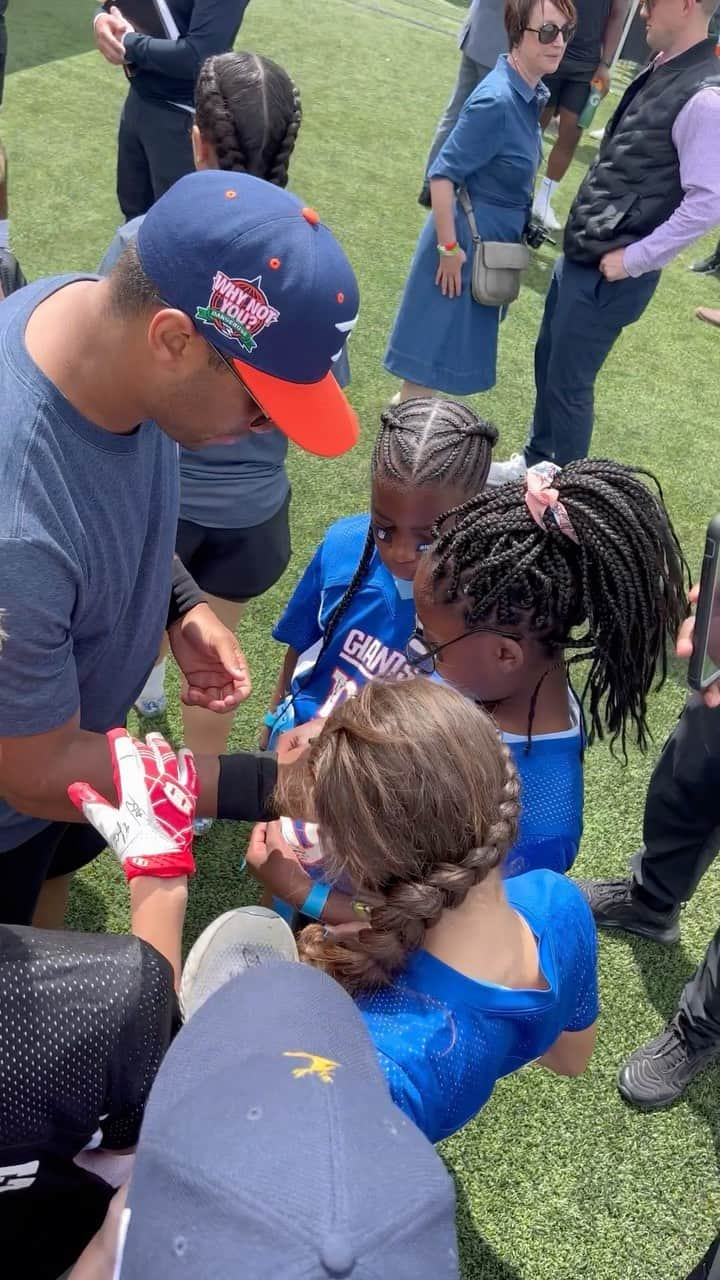 ラッセル・ウィルソンのインスタグラム：「Our YOUTH is the greatest gift in the world! LONDON has been amazing watching the kids rock it for our @NFLFlag National Championship today in the UK & also working with the star studded kids @NFLAcademy Training Center! The Growth of the game is growing Exponentially & I’m glad to Partner with the @NFL to help make these kids Dreams come true Globally! To ALL the boys & girls in the world… ITS POSSIBLE! #WhyNotYou Thanks @izellreese with our shared vision for flag & thanks Henry, Ben & everyone else to make this come to life!  Thanks @jtheaps9 for helping coach the kids up with me today too!」