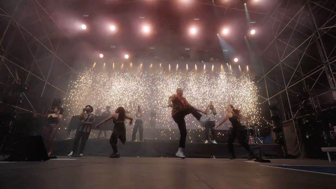 マックルモアーのインスタグラム：「European festival season ❤️‍🔥 see you tomorrow Nantes 🇫🇷 and Kristiansand 🇳🇴 on Friday」