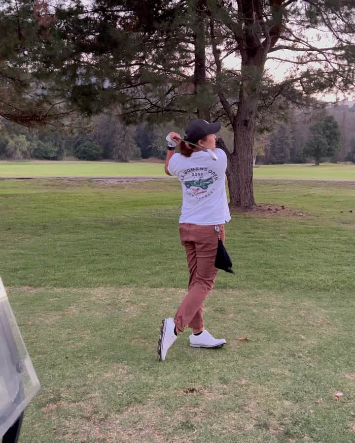 イリー・リーのインスタグラム：「저녁에 신책할겸 골프 치러 나옴. 엘에이는 저녁 골프지!! ☺️ Night walking and golfing at a golf course. It is only 12 dollars 😍 #nightgolf #golfswing #일상 #엘에이 #골프」