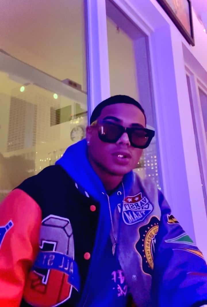 August Alsinaのインスタグラム：「@iamlazu_ this song is so fxking harddddd bro! 🔥  u outta hereeeeee 🚀 💥 🚀」